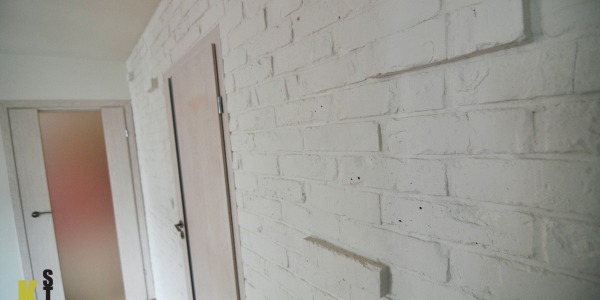 Apartament w Krakowie - cegła pomalowana na biało